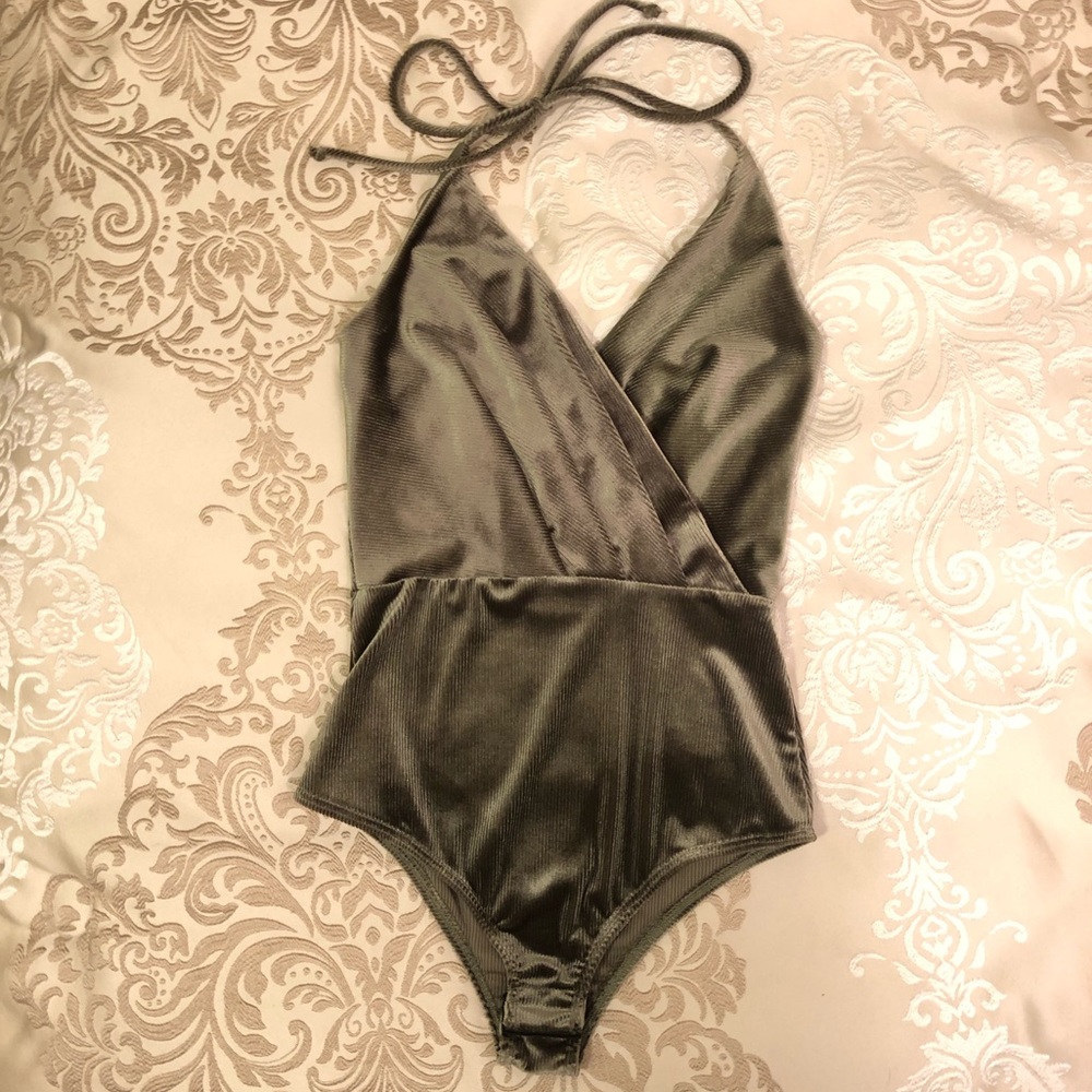 Blanc velvet halter V-neck olive bodysuit